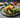 Knuspriger Sesam-Feta auf frischem Feldsalat mit Mango Springlane