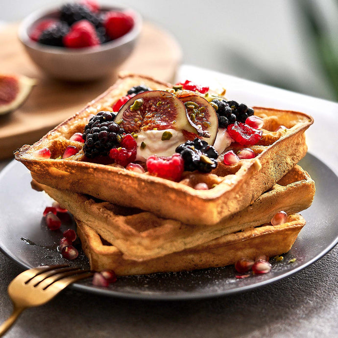 leckere Waffeln auf Teller zubereitet